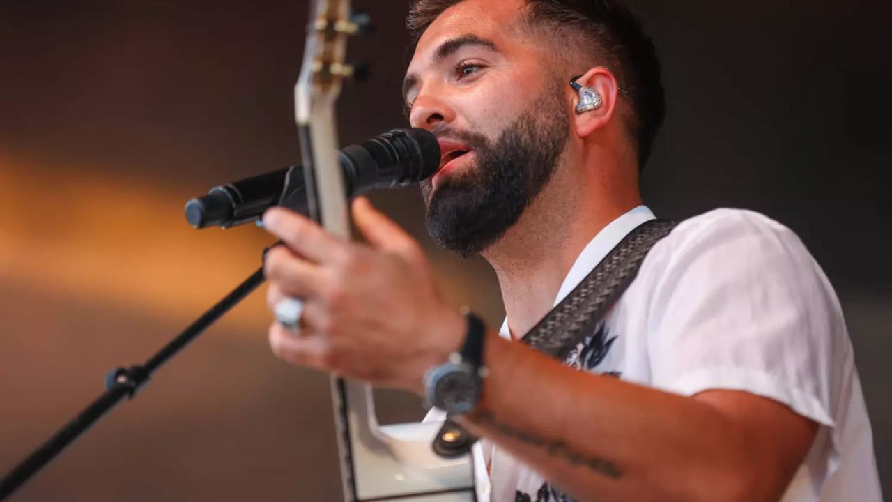 Kendji Girac reprend la chanson de Noël « Mon beau sapin » (vidéo)