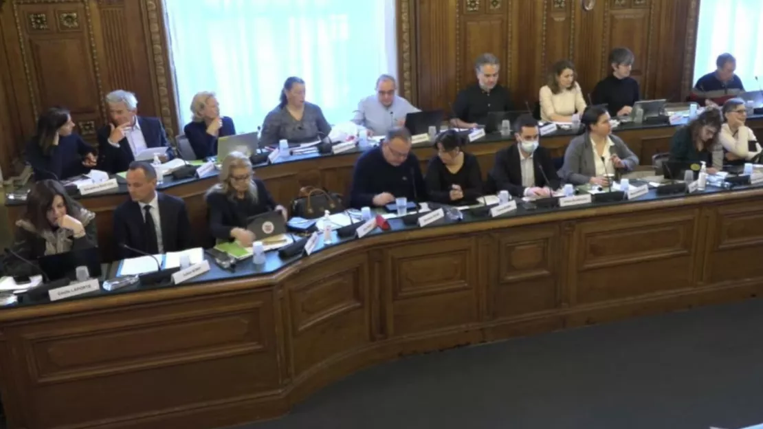 Début de séance matinale électrique au conseil municipal de Clermont-Ferrand