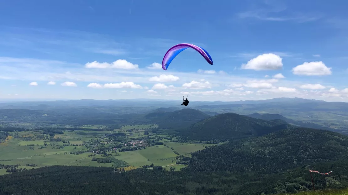 Puy-de-Dôme : un parapentiste chute et atterrit dans les arbres