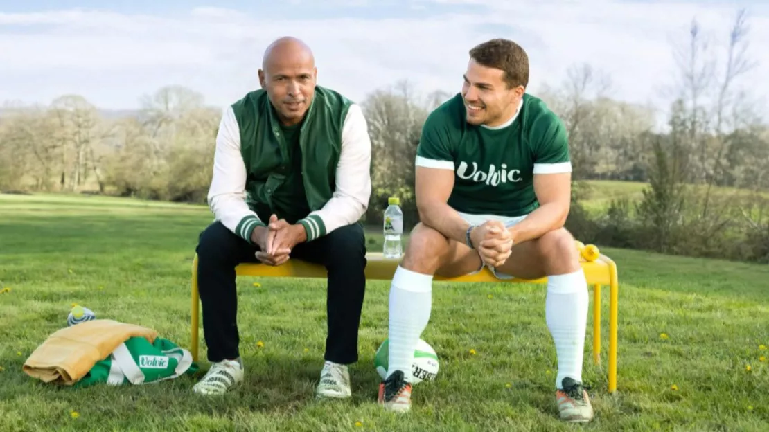 "Rugby à Zeste" : Éric Judor donne des conseils à Antoine Dupont dans une pub décalée pour Volvic