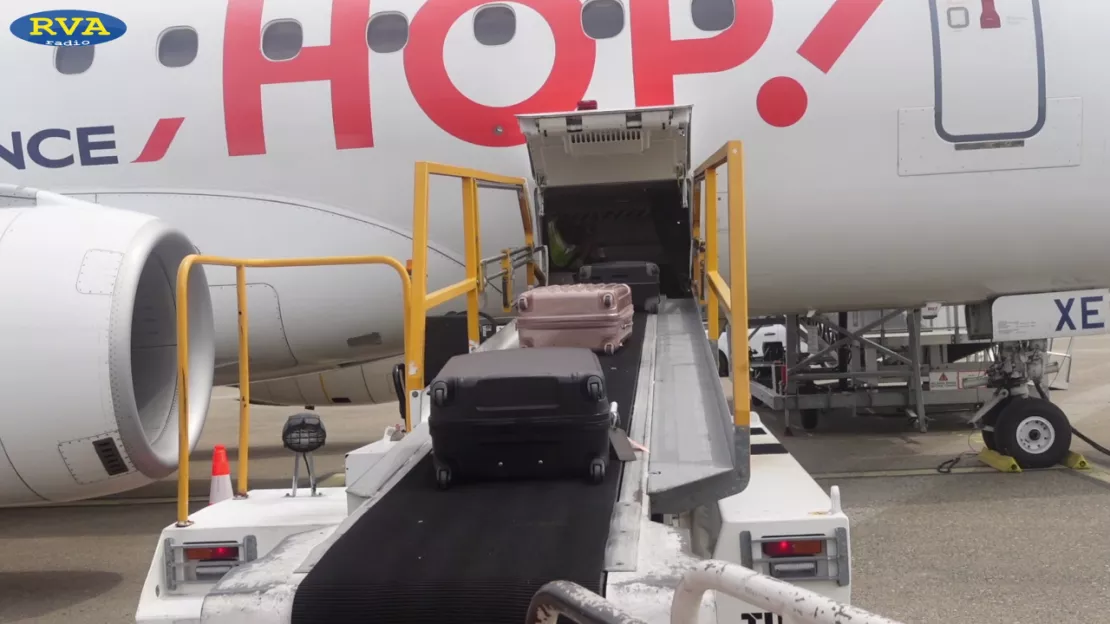 ESCAPADE EN AUVERGNE - On suit une valise jusqu'à l'avion à l'aéroport Clermont-Ferrand Auvergne (63)