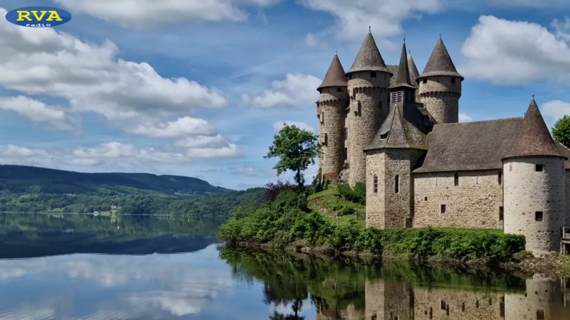 ESCAPADES EN AUVERGNE - Le Château de Val (15), un joyau Auvergnat qui a failli être englouti !